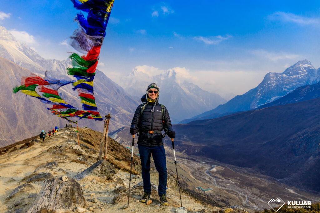 турист на треку в Непалі на тлі гір