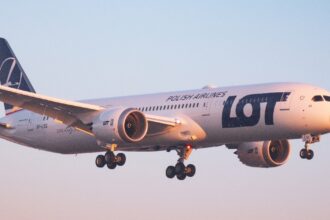 Літак LOT Polish Airlines Boeing 787 Dreamliner в небі