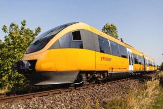 Жовтий поїзд RegioJet на залізничній станції в Кракові або Варшаві