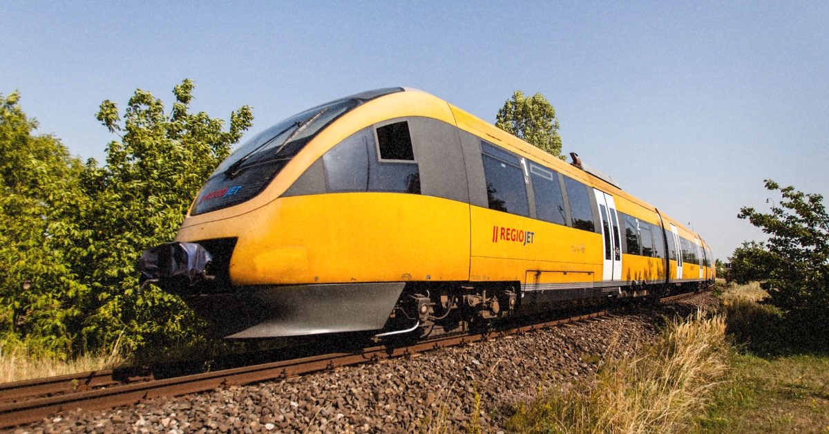 Жовтий поїзд RegioJet на залізничній станції в Кракові або Варшаві
