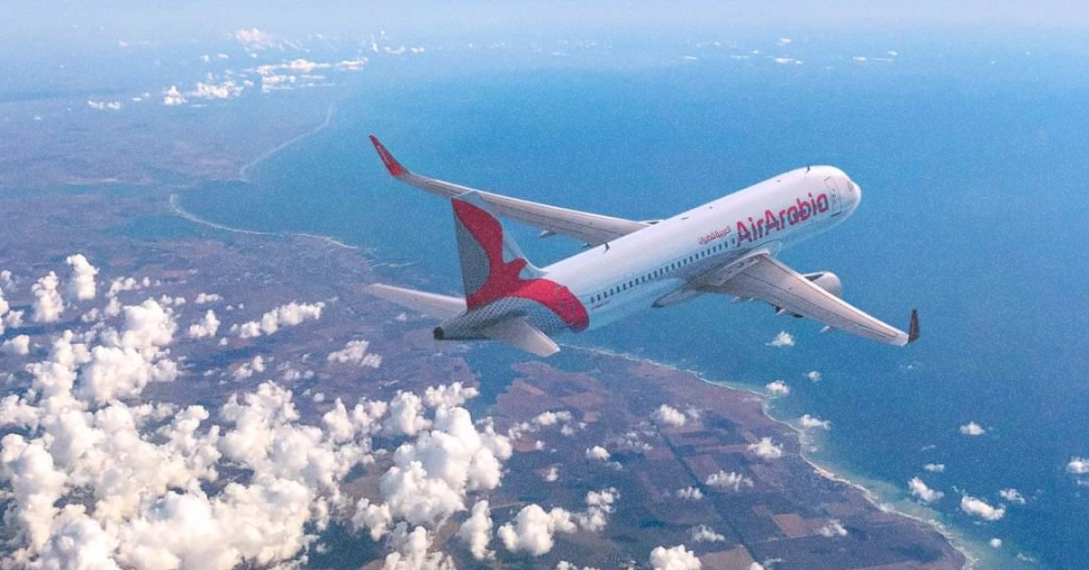 Літак авіакомпанії Air Arabia на тлі неба з хмарами