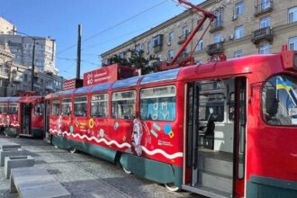 У Дніпрі запустили панорамний екскурсійний трамвай: маршрут та деталі