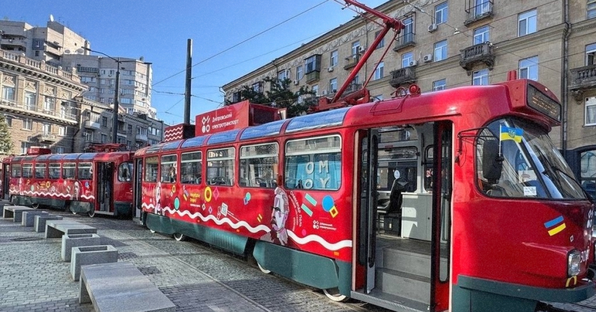 У Дніпрі запустили панорамний екскурсійний трамвай: маршрут та деталі