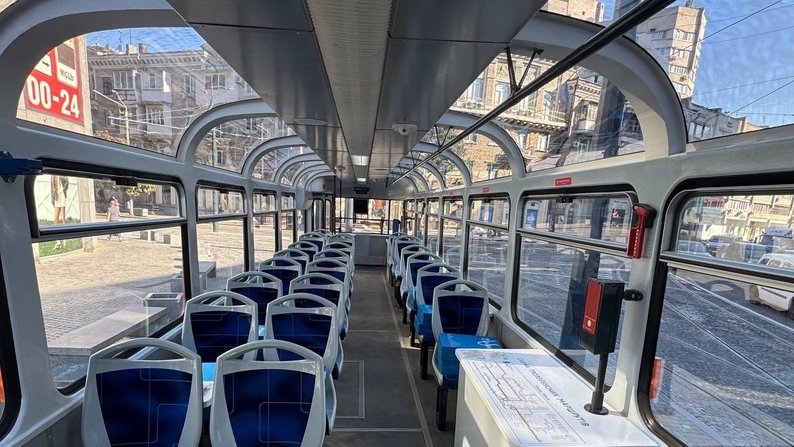 Інтер'єр екскурсійного трамвая зі столиками та панорамними вікнами в Дніпрі