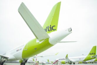 Літак Airbus A220-300 авіакомпанії airBaltic у фірмовій зеленій лівреї