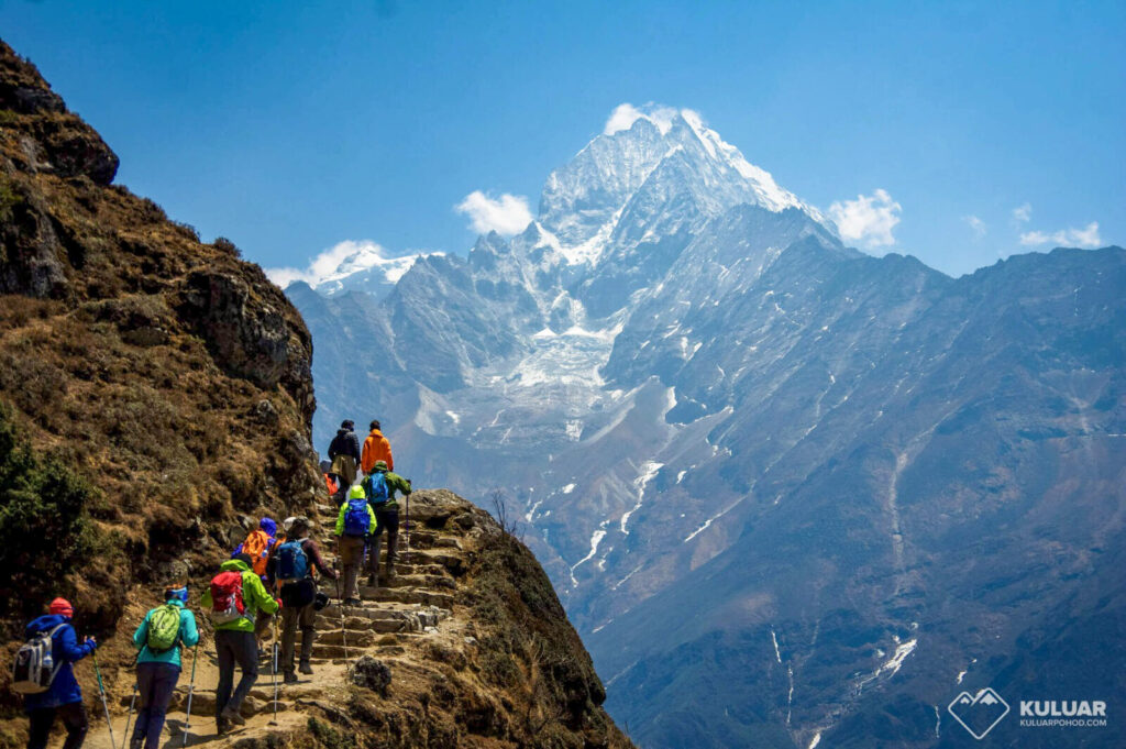 туристи підіймаються на трекінгу в Непалі