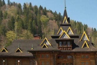 Дерев'яна будівля ресторану 'Гуцульщина' в Яремче в традиційному гуцульському стилі