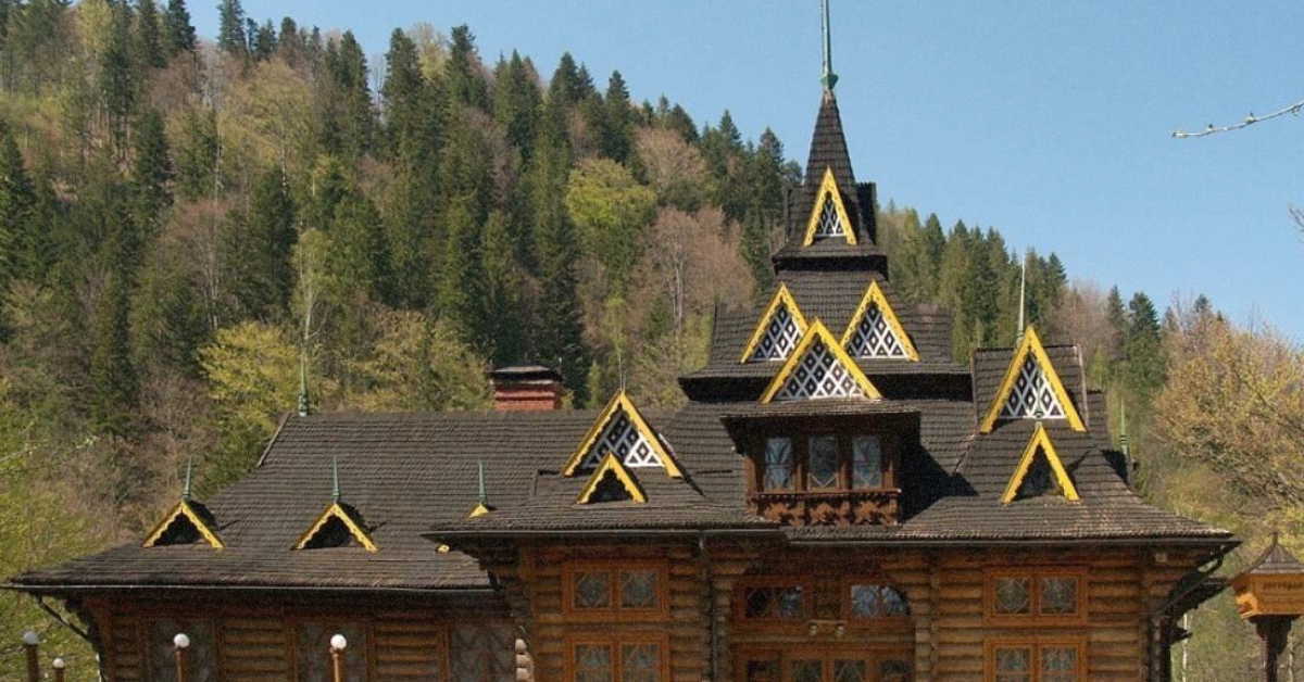 Дерев'яна будівля ресторану 'Гуцульщина' в Яремче в традиційному гуцульському стилі