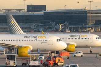 Літак авіакомпанії Vueling у фірмовій лівреї