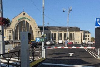 Новий автоматизований паркінг на Вокзальній площі в Києві зі шлагбаумами