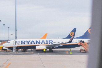 Літак авіакомпанії Ryanair на тлі осіннього неба