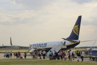 посадка в Літак авіакомпанії Ryanair на тлі осіннього неба