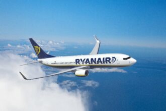 Літак авіакомпанії Ryanair на тлі осіннього неба