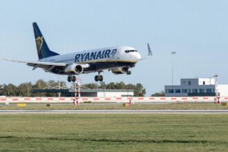 Літак авіакомпанії Ryanair на тлі осіннього неба