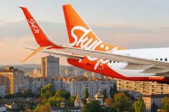 Літак авіакомпанії SkyUp Airlines в небі Кишинева