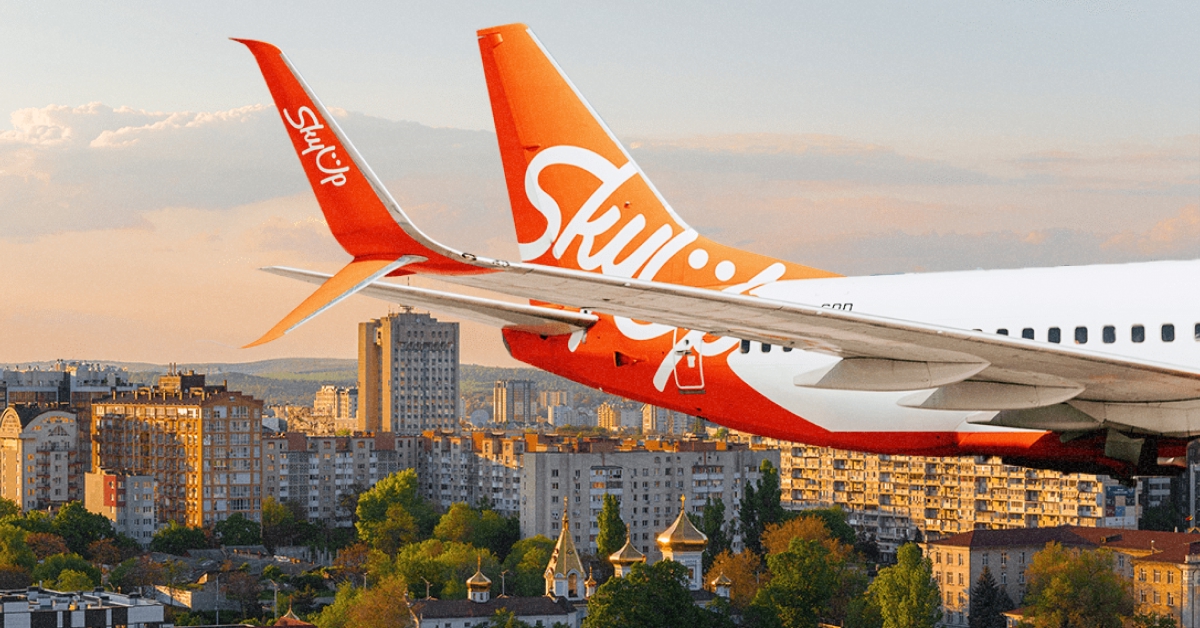 Літак авіакомпанії SkyUp Airlines в небі Кишинева