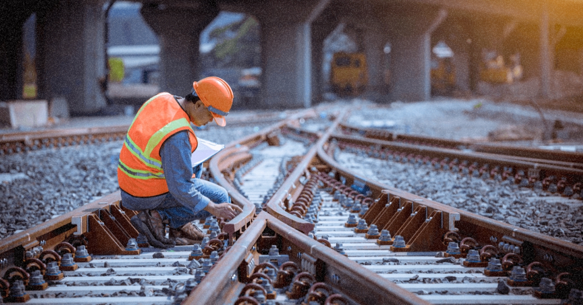 Залізничники проводять ремонтні роботи на колії