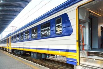 Сучасний європейський поїзд на вокзалі в Ужгороді