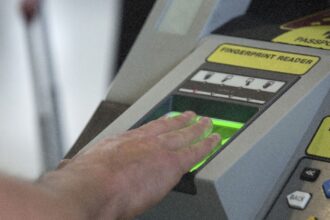 сканування відбитків пальців на кордоні