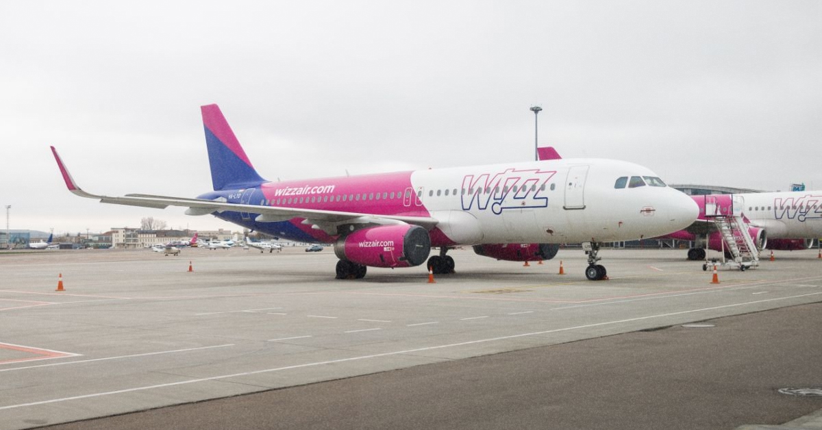 Літак Wizz Air Airbus A321neo в аеропорту Кишинева"