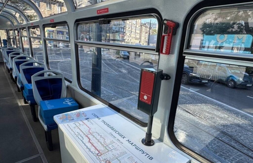 Інтер'єр екскурсійного трамвая зі столиками та панорамними вікнами в Дніпрі