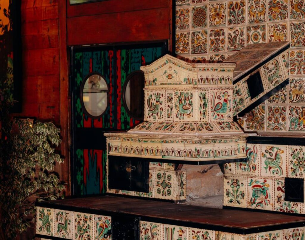 піч з косівською плиткою в ресторані гуцульщина яремче