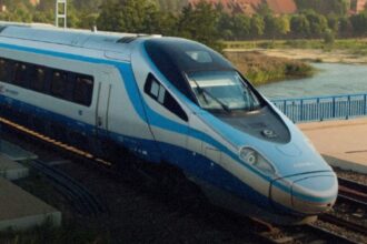 Швидкісний поїзд Pendolino компанії PKP Intercity на вокзалі