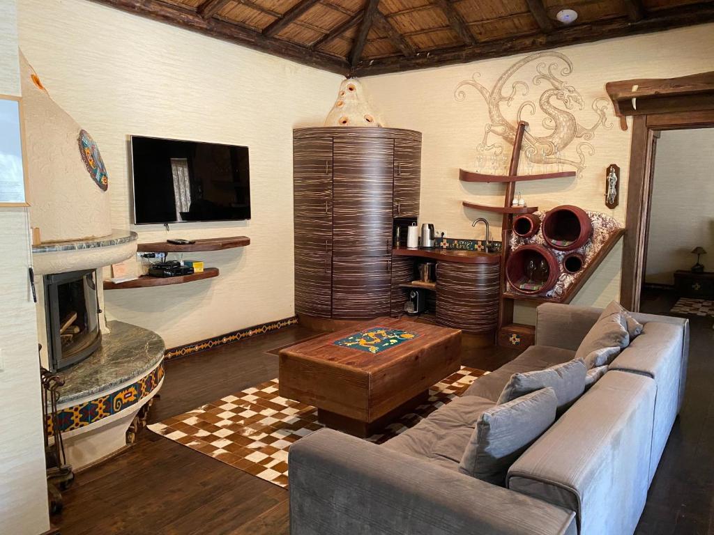 інтер'єр будинка з каміном під києвом