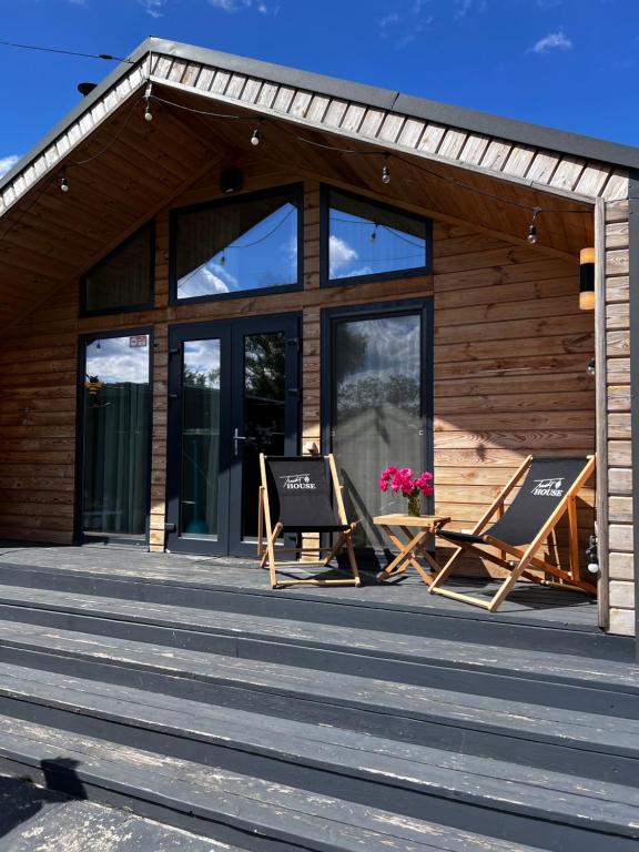 зовнішній вигляд будинку з каміном в горенці поблизу києва