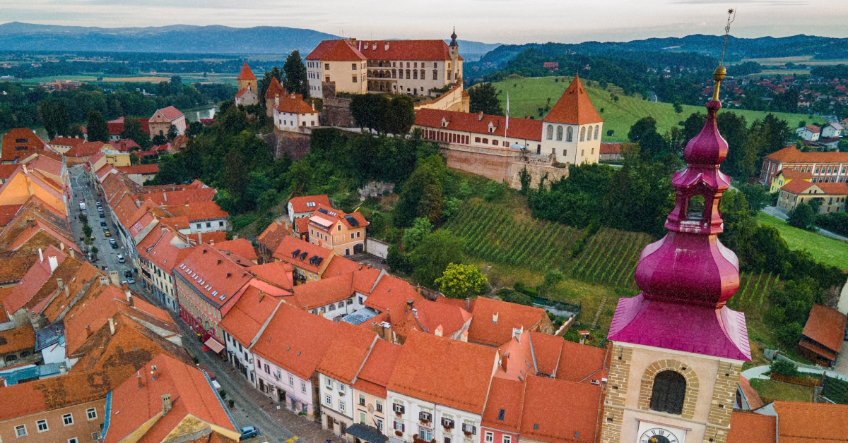 Панорамний вид на місто Птуй у Словенії з замком над річкою Драва