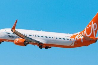 Літак авіакомпанії SkyUp Airlines в аеропорту Кишинева
