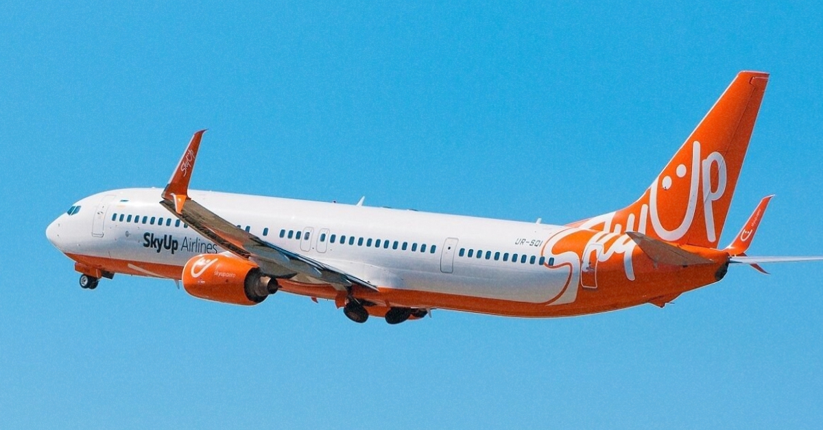 Літак авіакомпанії SkyUp Airlines в аеропорту Кишинева