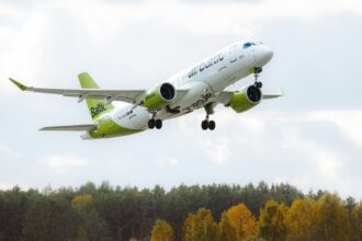 Літак Airbus A220-300 авіакомпанії airBaltic у фірмовій зеленій лівреї