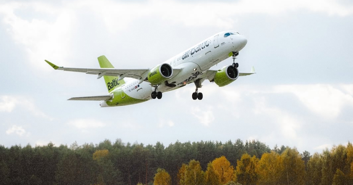 Літак Airbus A220-300 авіакомпанії airBaltic у фірмовій зеленій лівреї