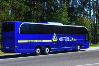 Автобус компанії 'Автолюкс' на дорозі