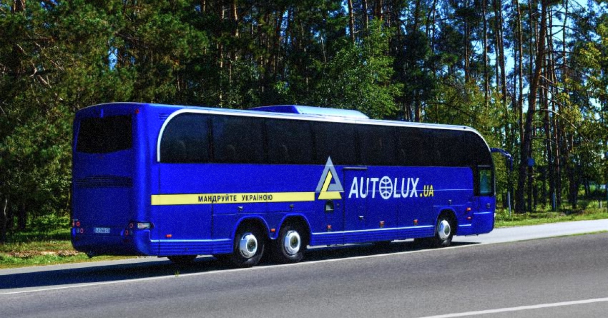 Автобус компанії 'Автолюкс' на дорозі