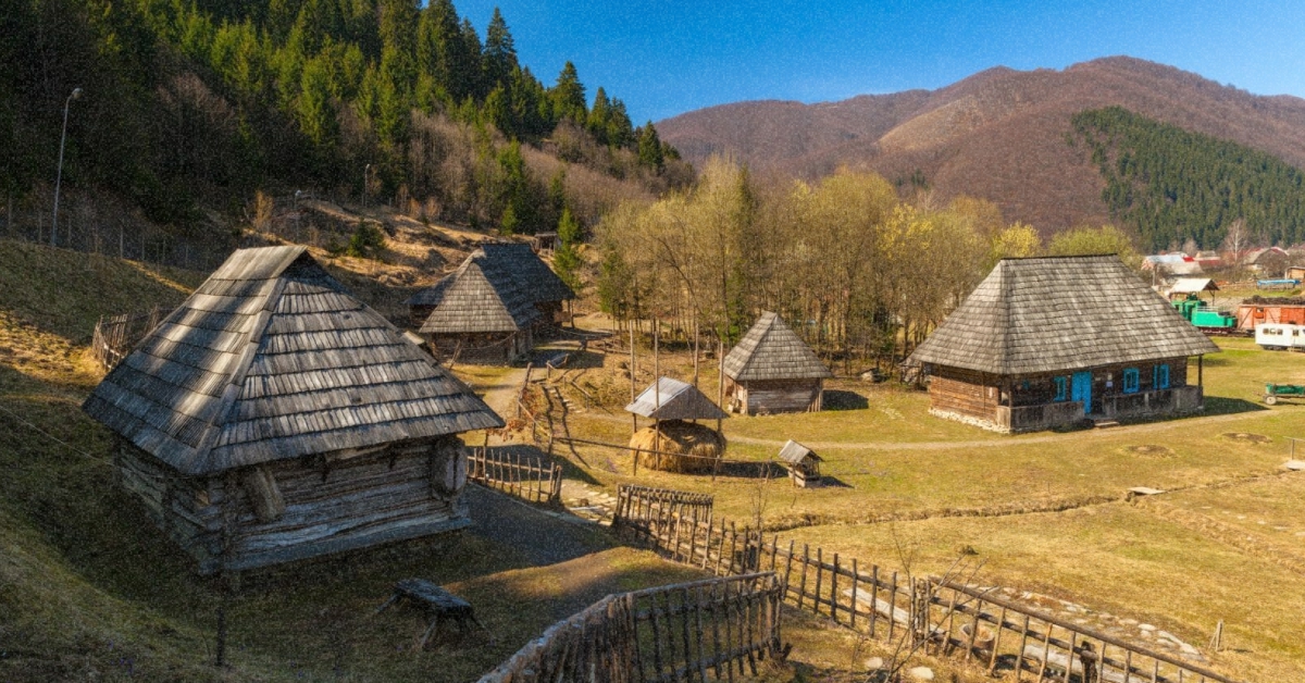 Панорамний вид на село Колочава в Карпатах