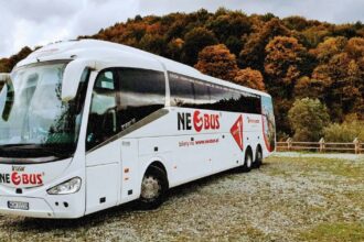 Автобус компанії Neobus на дорозі в Польщі"