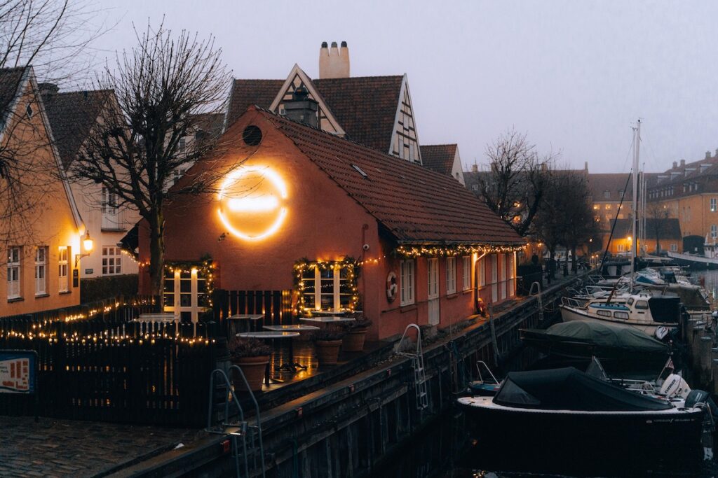 Прикрашений до різдва будинок в компенгагені данія