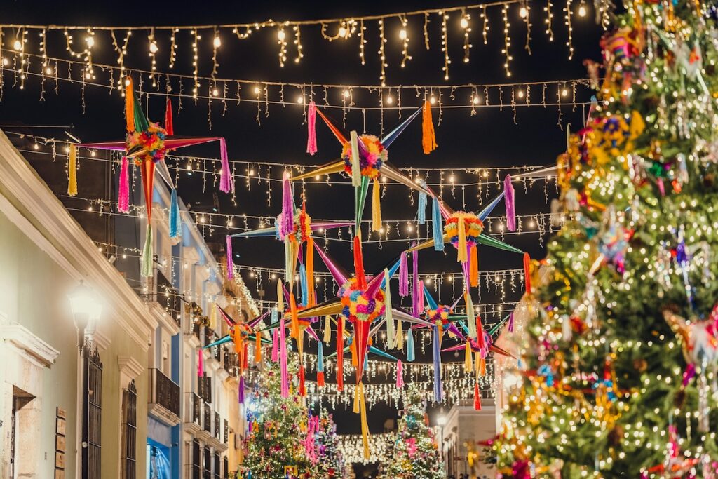 Різдвяні традиції в Мексиці: яскраво прикрашена до різдва вулиця
