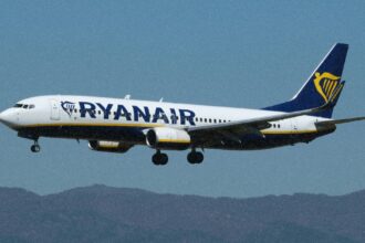 Літак авіакомпанії Ryanair на тлі осіннього неба