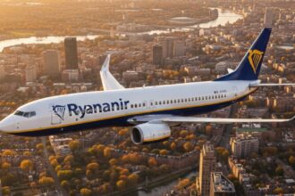 Літак авіакомпанії Ryanair на тлі осіннього неба"