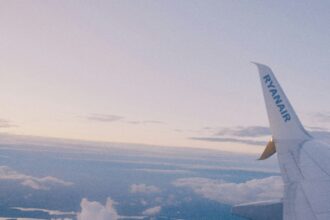 вид з вікна літака ryanair на небо та крило