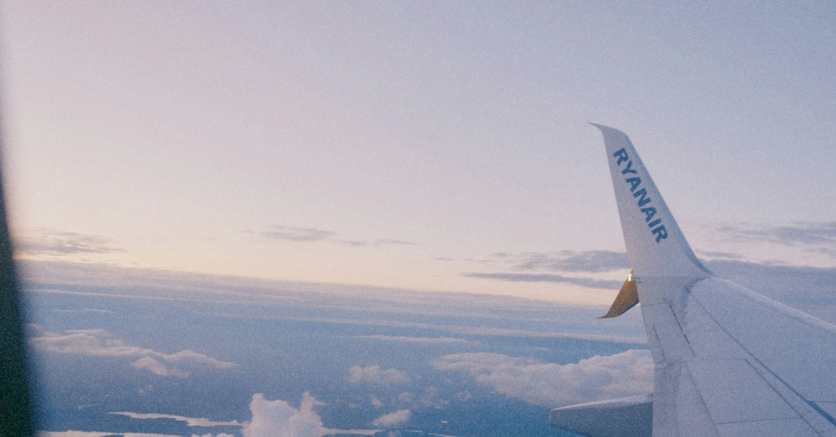вид з вікна літака ryanair на небо та крило