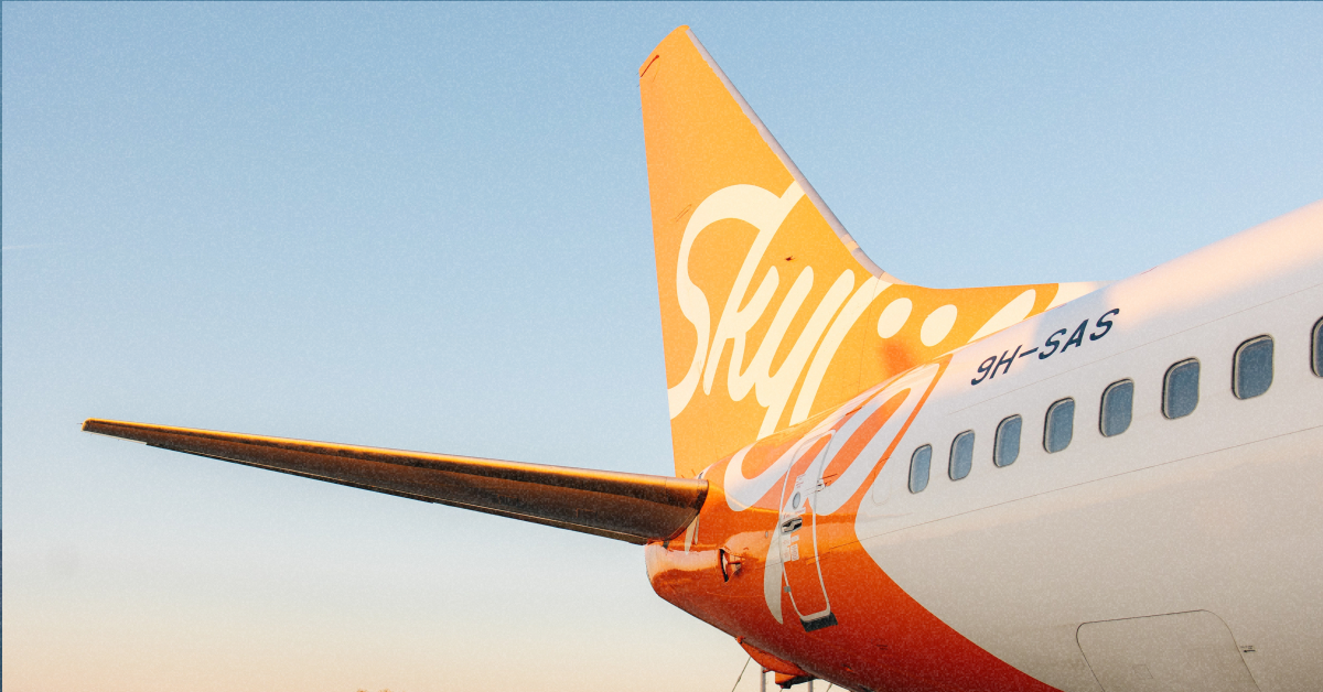 Літак авіакомпанії SkyUp Airlines на тлі заходу сонця