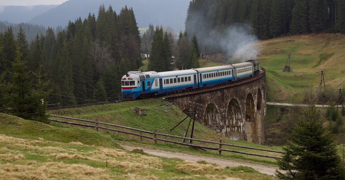 Сучасний дизель-поїзд ДПКр-3 на тлі осінніх Карпат