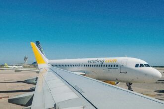 Літак авіакомпанії Vueling у фірмовій жовто-сірій лівреї