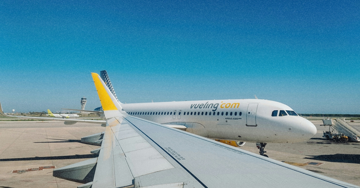 Літак авіакомпанії Vueling у фірмовій жовто-сірій лівреї