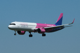 Літак Wizz Air Airbus A321neo у фірмовій лівреї