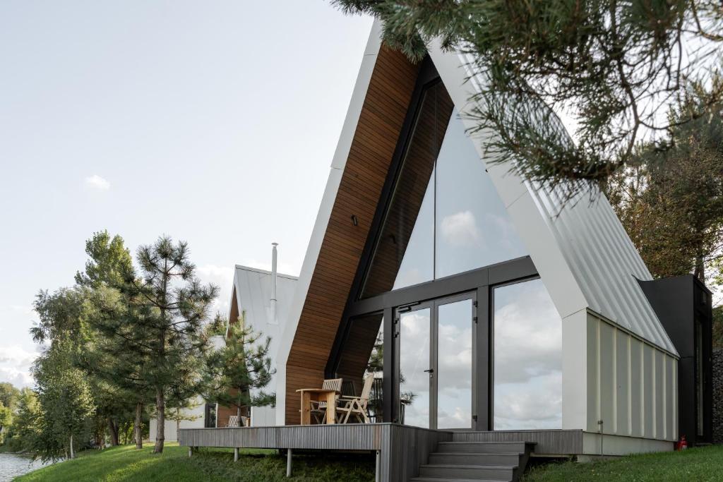 будинки зі спа та чаном біля києва Seven Lakes